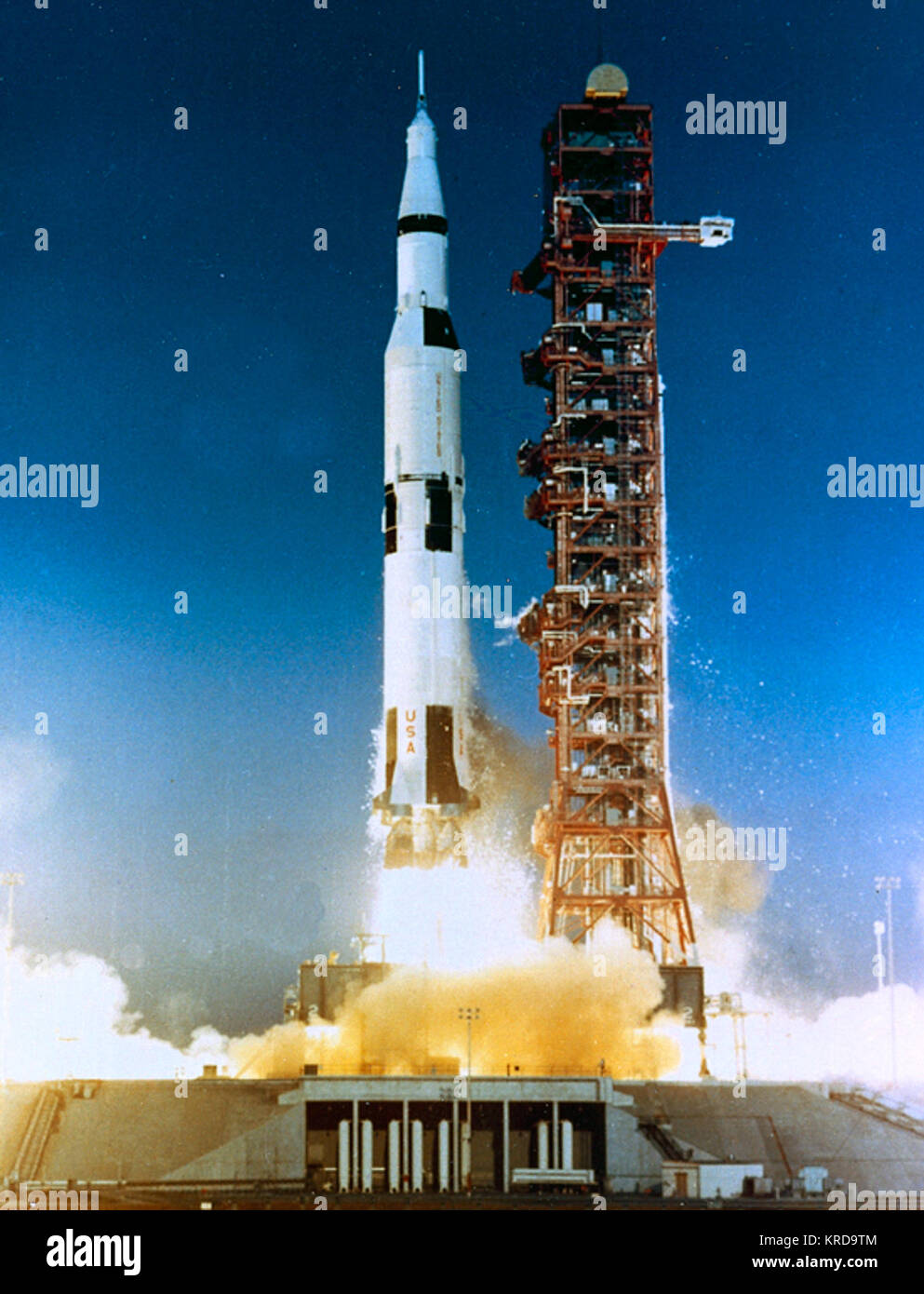 SATURN V, APOLLO 6 (AS-502) LAUNCH FROM CAPE. PAD 39A. REF: 116-KSC-68PC-59 Launch apollo6 Stock Photo