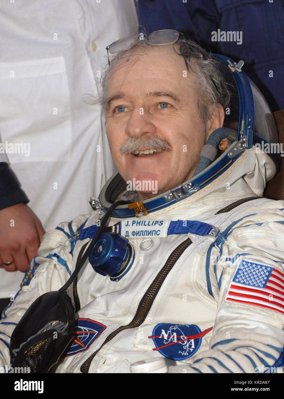 Phillips krikalev returned to earth russian soyuz spacecraft hi-res ...