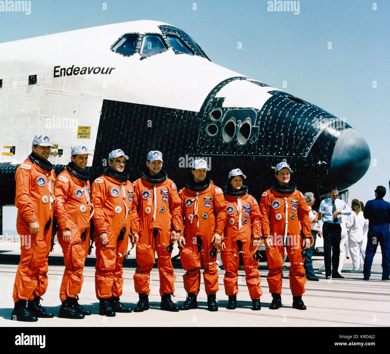 THE SEVEN CREWMEMBERS OF STS-49 POSE NEAR ENDEAVOUR SOON AFTER LANDING. L TO R: RICHARD HIEB; KEVIN CHILTON; DANIEL BRANDENSTEIN; THOMAS AKERS; PIERRE THUOT; KATHRYN THORNTON; BRUCE MELNICK. STS-49 crew Stock Photo
