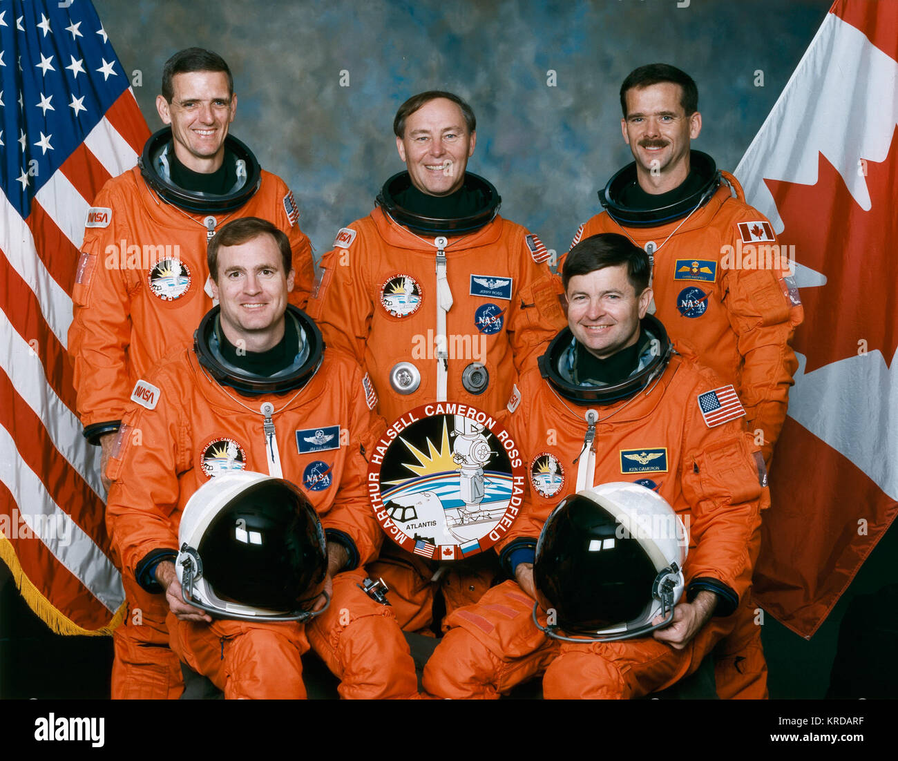 STS-74 CREW PORTRAIT: L/R SEATED: HALSELL, JIM; CAMERON, KEN. L/R STANDING: MCARTHUR, WILLIAM; ROSS, JERRY; HADFIELD, CHRIS. STS-74 crew Stock Photo