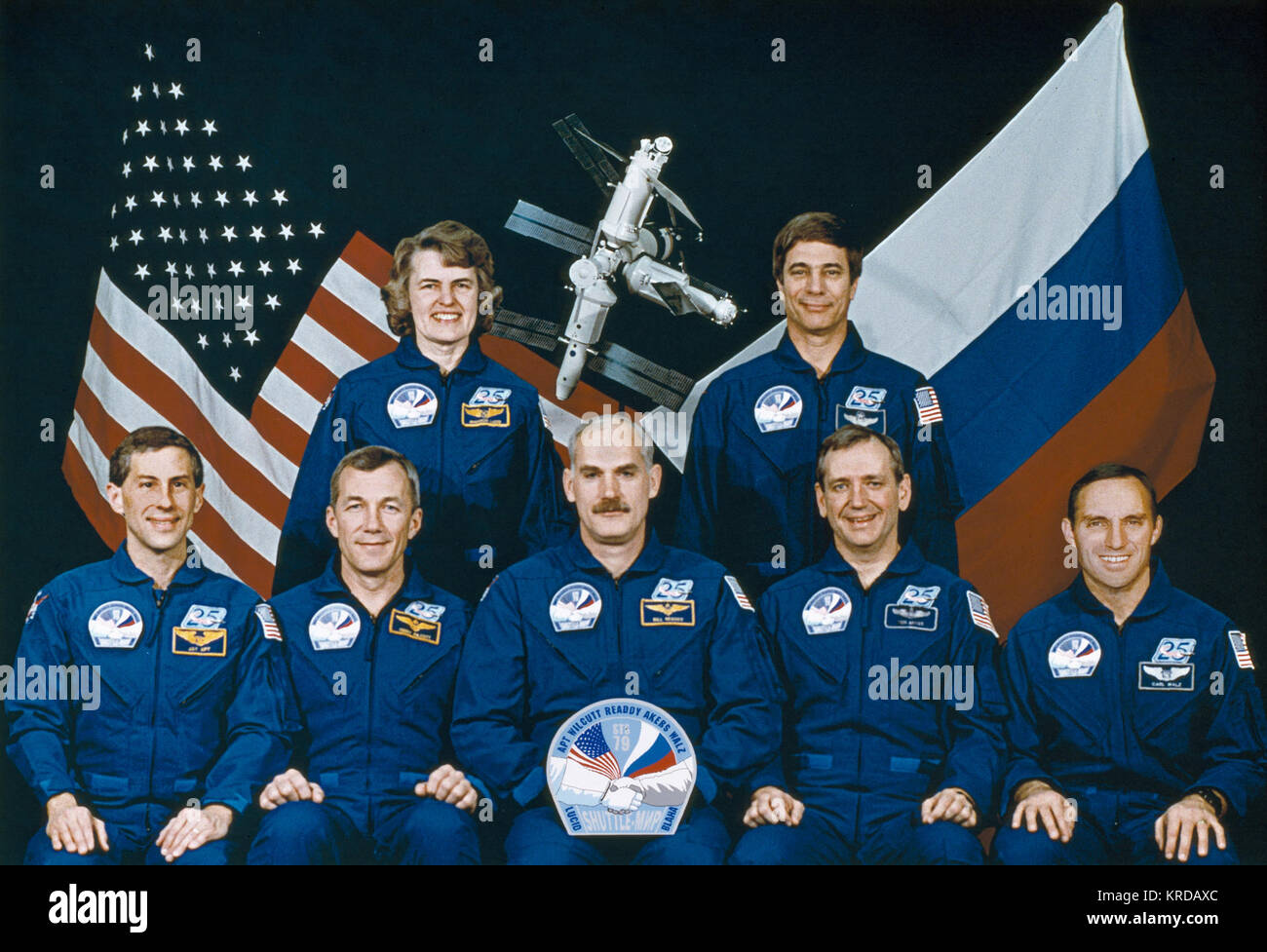STS-79 CREW PORTRAIT FRONT L/R: APT, JEROME; WILCUTT, TERRENCE; READDY, WILLIAM; AKERS, THOMAS; WALZ, CARL. BACK L/R: LUCID, SHANNON AND BLAHA, JOHN. STS-79 crew Stock Photo
