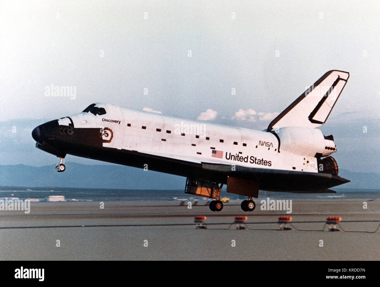 Space Shuttle Discovery lands for the first time, completing STS-41-D Stock Photo