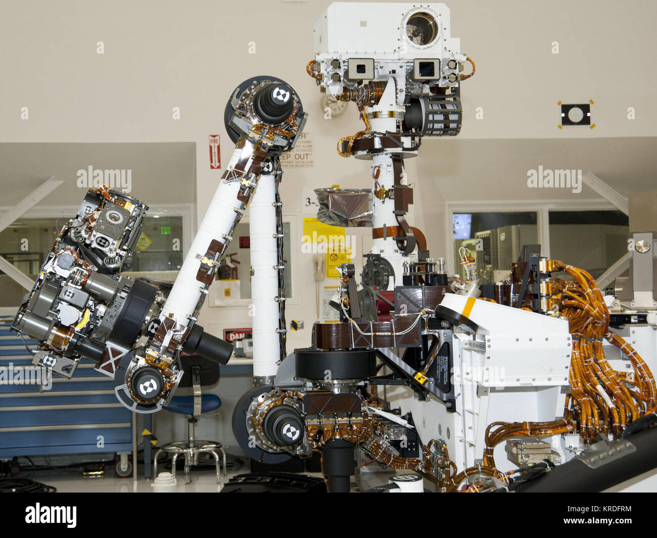 Arm and Mast of NASA Mars Rover Curiosity 533976main pia13981-43 full ...
