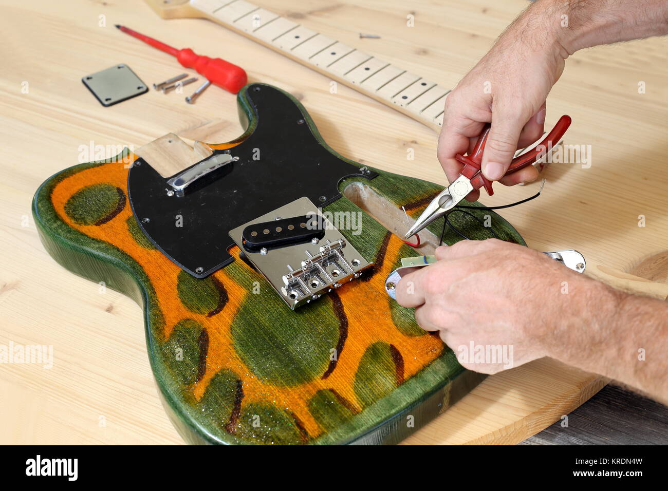 Detailansicht beim Gitarrenbau Stock Photo