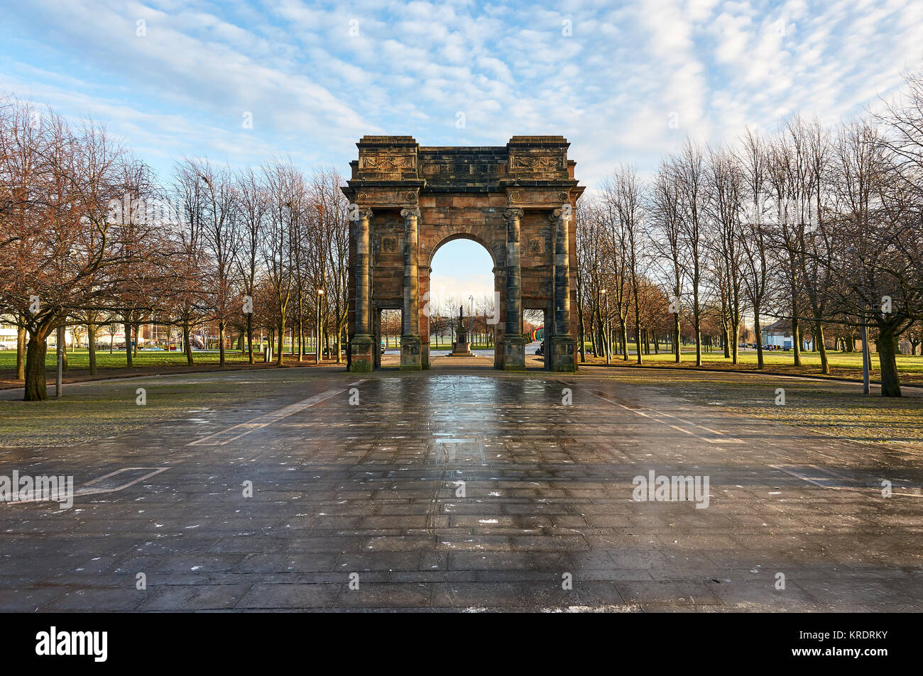 The McLennan Arch at the entrance to Glasgow Green Park, with the