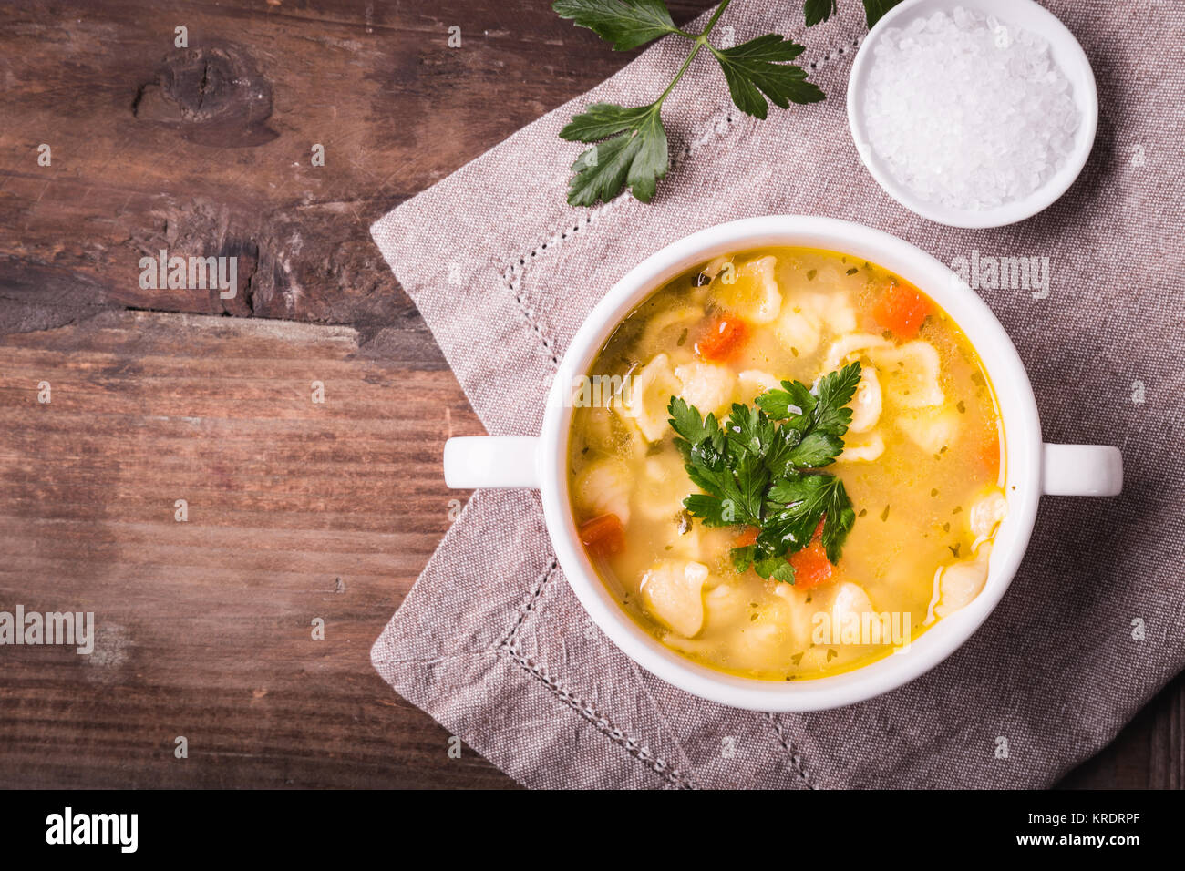 Hühnersuppe mit Nudeln und Petersilie Stock Photo - Alamy