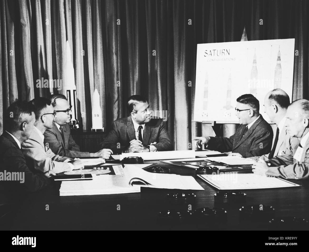 MSFC CENTER DIRECTOR VON BRAUN, WERNHER-DR. AND A GROUP OF HIS KEY ASSOCIATES IN 1961. L/R KUERS, WERNER; HAEUSSERMANN, WALTER; MRAZEK, W-A; VON BRAUN; GRAU, DIETER; LANGE, OSWALD; AND NEUBERT, E-W VonBraunTeam1961-original Stock Photo