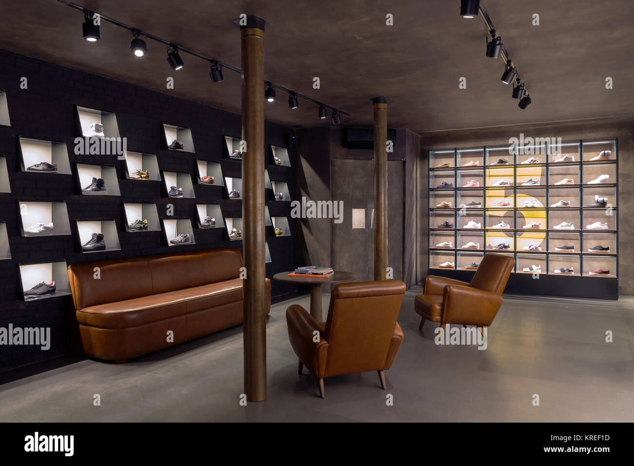 SHoe store in Milano, Italy Stock Photo Alamy