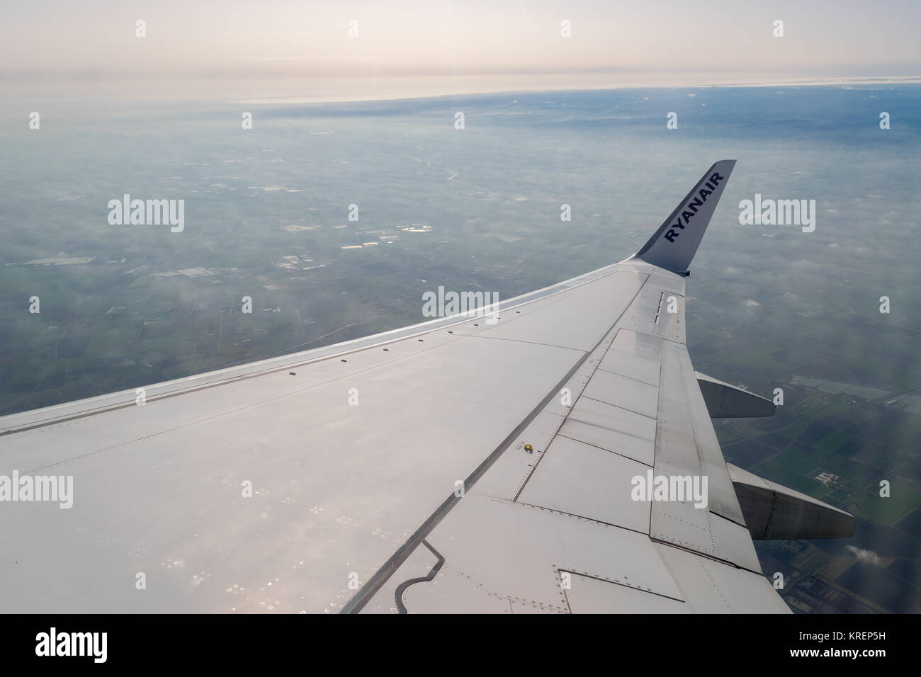 View from plane wing boeing hi-res stock photography and images - Alamy