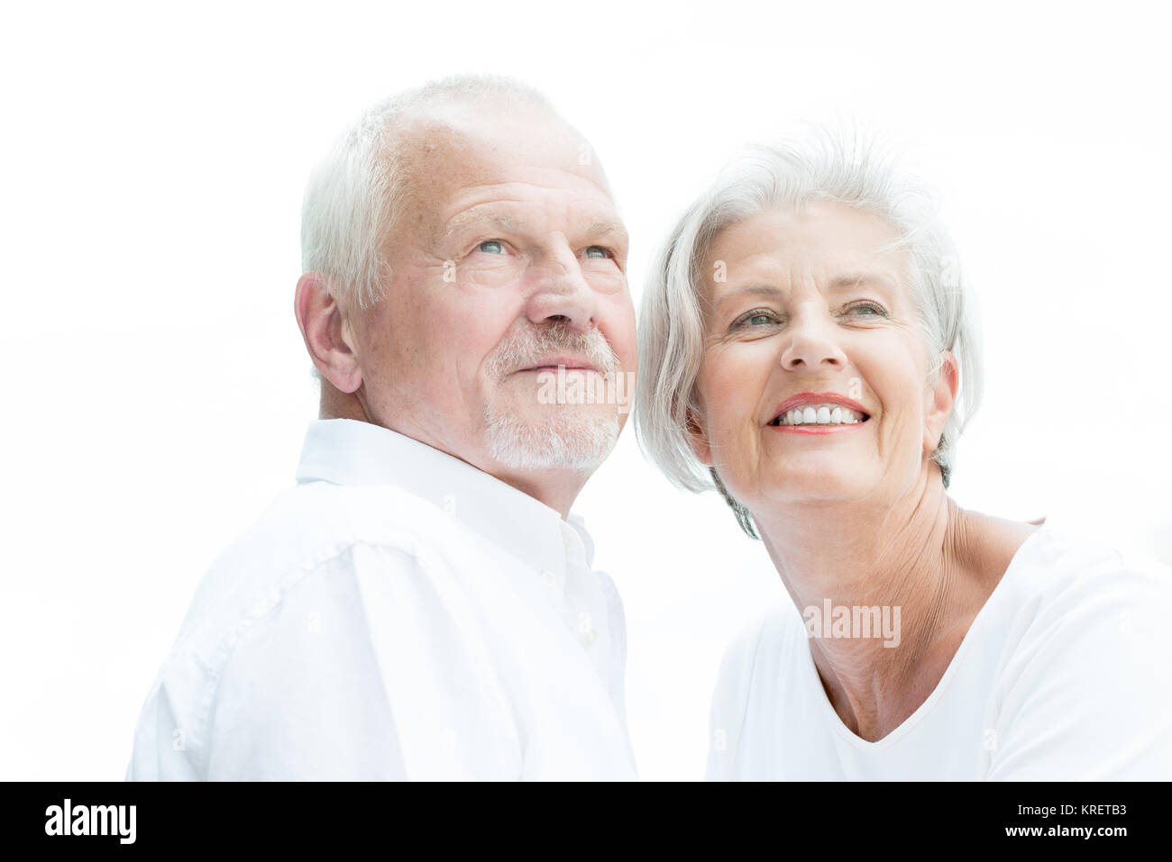 Aktives und glückliches Seniorenpaar vor hellem Himmel Stock Photo