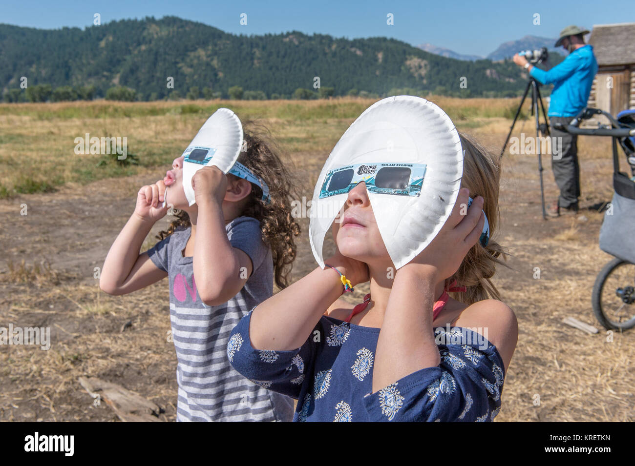 Two young girls look up wearing eclipse glasses to watch Solar Eclipse,  Grand Tetons National Park, Teton County, Wyoming Stock Photo - Alamy