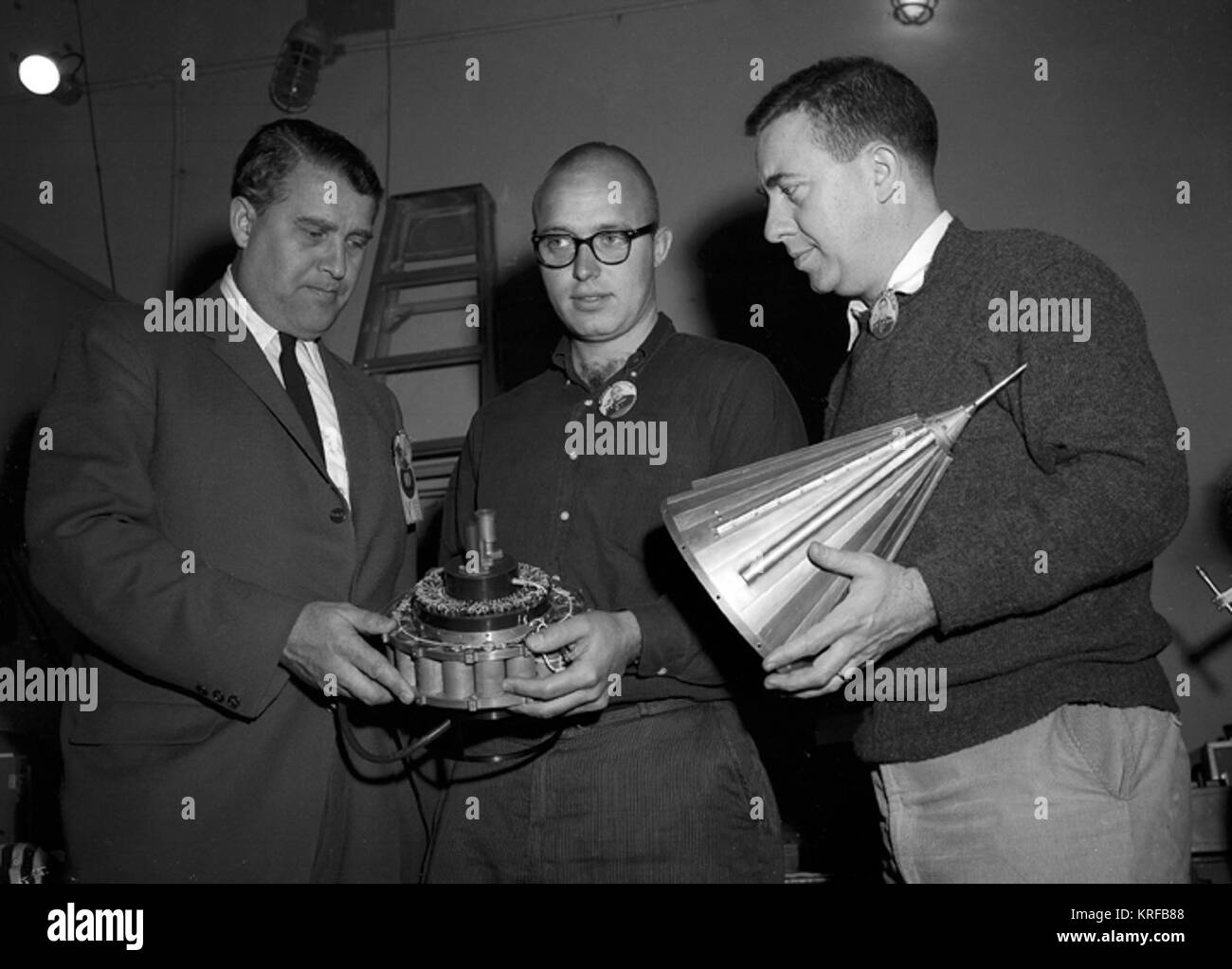 DR. VON BRAUN LOOKING AT PAYLOAD OF JUNO II AM-14, PIONEER IV SATELLITE. MARCH 1, 1959 REF: MFL-59-293.1 (MIX FILE) Pioneer 4 von Braun inspection Stock Photo
