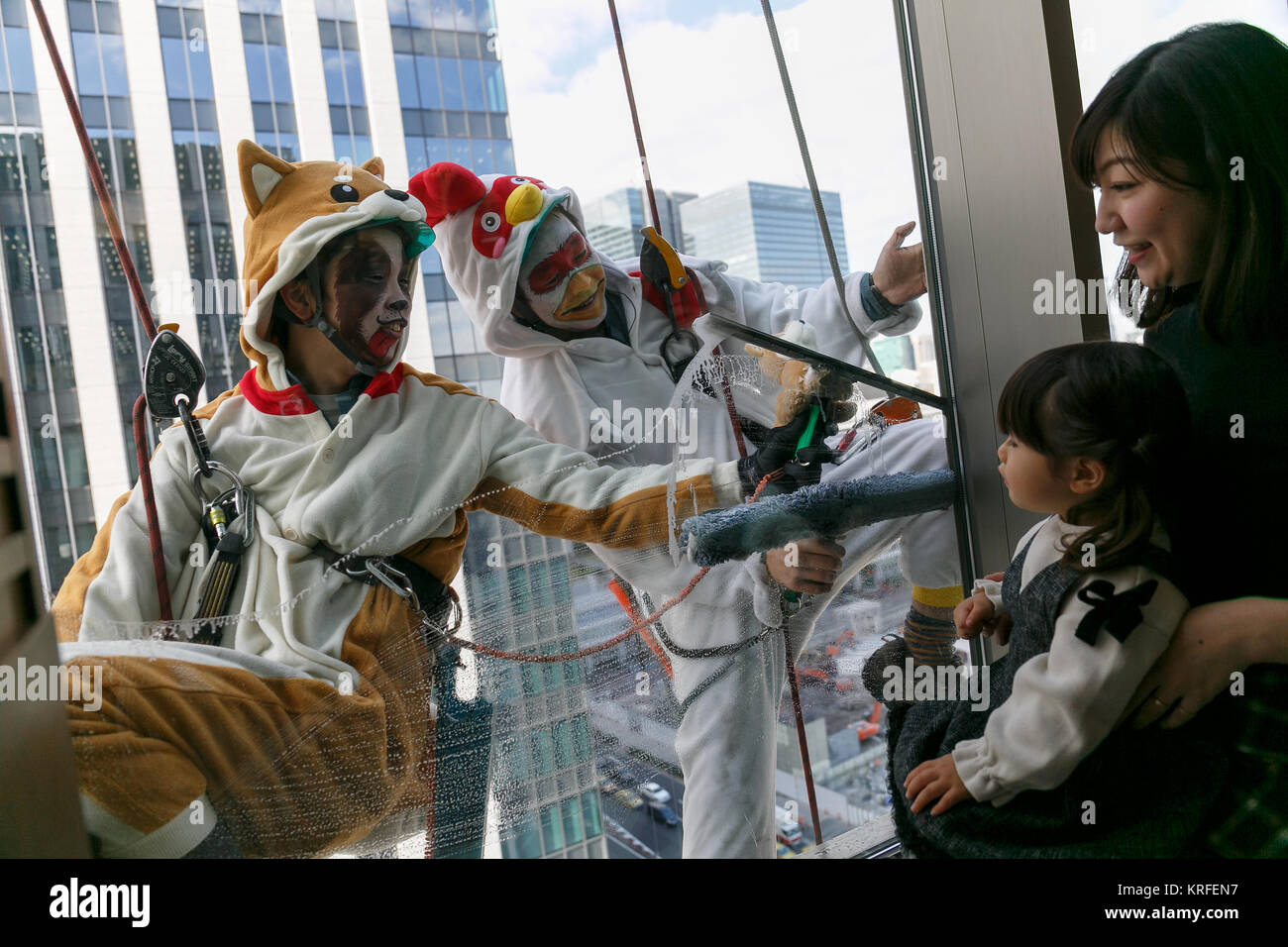 Tokyo, Japan. 20th December, 2017. People look at window cleaners ...