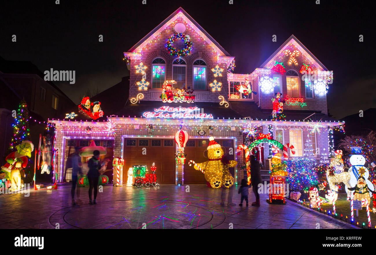 Toronto, Canada. 19th Dec, 2017. People admire colorful Christmas ...