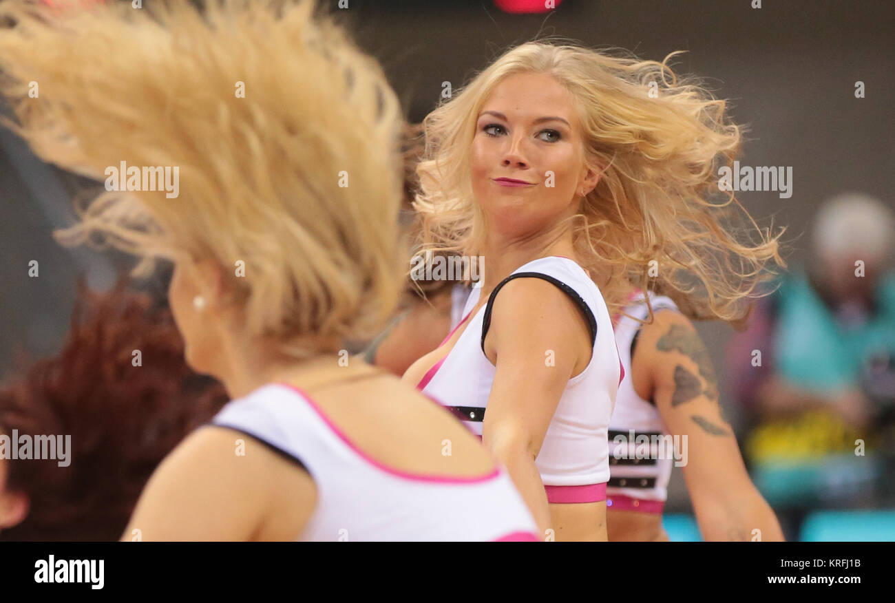 Cheerleader tanz hires stock photography and images Alamy
