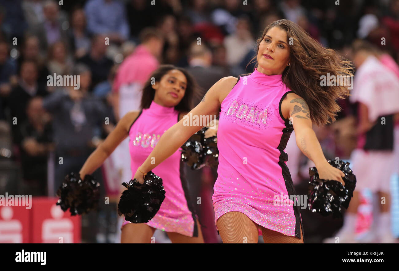 Cheerleader tanz hires stock photography and images Alamy