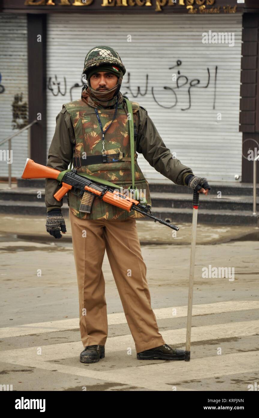 A CRPF security personal stands guard in downtown srinagar during restriction imposed against the Joint resistance leadership call for Valley wide shutdown on wed-20-dec-2017,against civillian killings. Credit: Arbaz Mughal/Alamy Live News Stock Photo