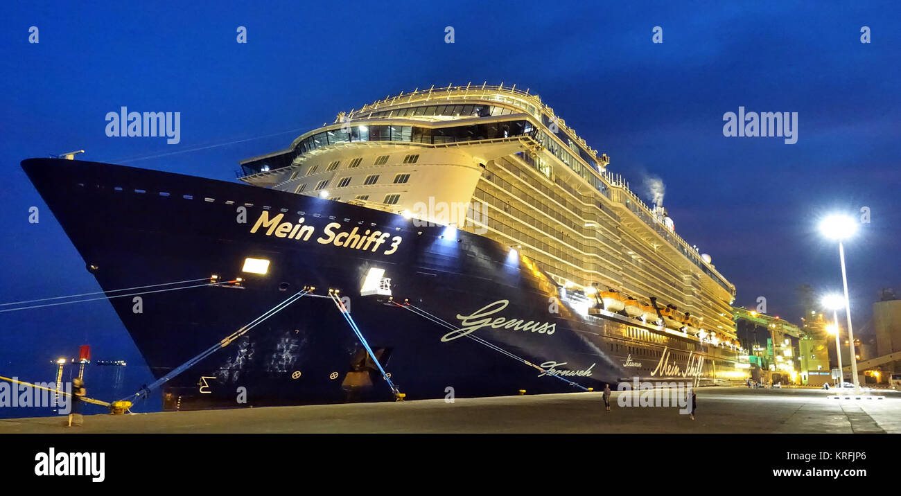 Safaga, Egypt. 10th Nov, 2016. The cruise ship 'Mein Schiff 3' (lit. 'My Ship 3') of TUI Cruises is docked in the harbour of Safaga, Egypt, 10 November 2016. Credit: Soeren Stache/dpa-Zentralbild/ZB/dpa/Alamy Live News Stock Photo