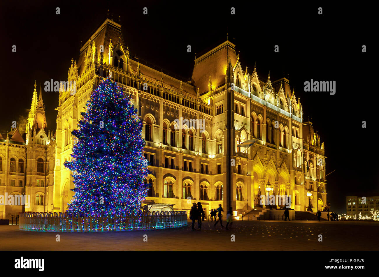 Budapest, Hungary. 19th Dec, 2017. BUDAPEST, HUNGARY - DECEMBER 19: The Christmas tree of the country next to the Parliament Building is seen at Kossuth tér (Kossuth square) on December 19, 2017 in Budapest, Hungary. Credit: Laszlo Szirtesi/Alamy Live News Stock Photo