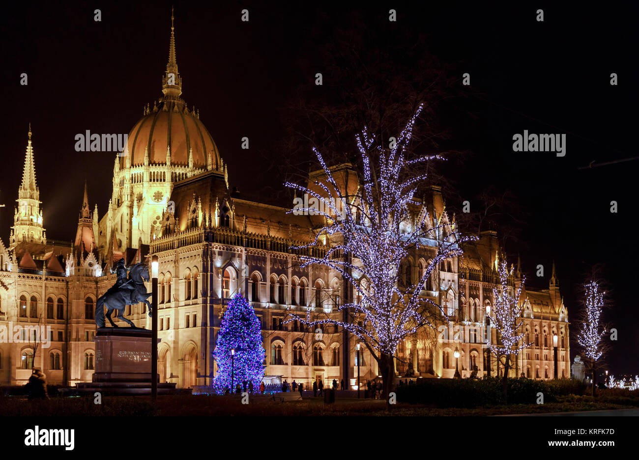 Budapest, Hungary. 19th Dec, 2017. BUDAPEST, HUNGARY - DECEMBER 19: The Christmas tree of the country next to the Parliament Building is seen at Kossuth tér (Kossuth square) on December 19, 2017 in Budapest, Hungary. Credit: Laszlo Szirtesi/Alamy Live News Stock Photo