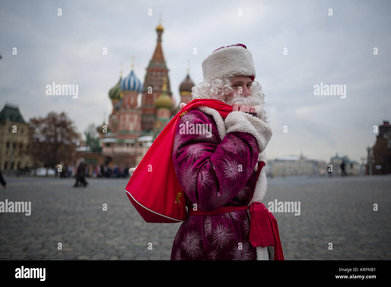 Уходи 2017 год. Дед Мороз на красной площади. Дед Мороз в Москве. Новый год в Москве. Дед Мороз и Снегурочка на красной площади.