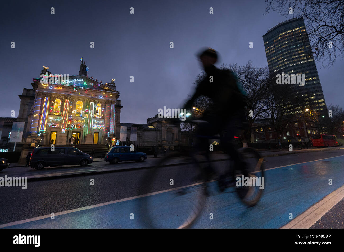 London, UK. 20th Dec, 2017. The Tate Britain building decorated with Christmas lights with a passing cyclist in the foreground. Photo date: Wednesday, December 20, 2017. Credit: Roger Garfield/Alamy Live News Stock Photo