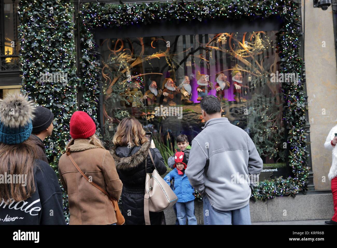 Holiday window displays new york city hires stock photography and