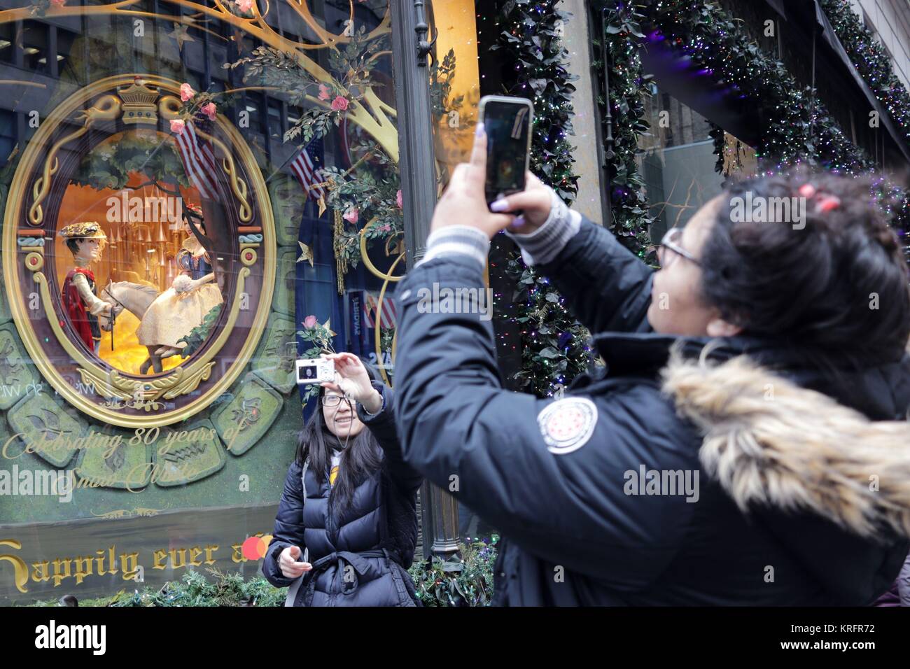 COMMB on X: A beautiful example of holiday-themed OOH creative! This  12-story mural can be found on the corner of Louis Vuitton's 5th Avenue  store in #NewYorkCity. #WorldwideWednesdays #ooh #marketing #advertising  #holiday