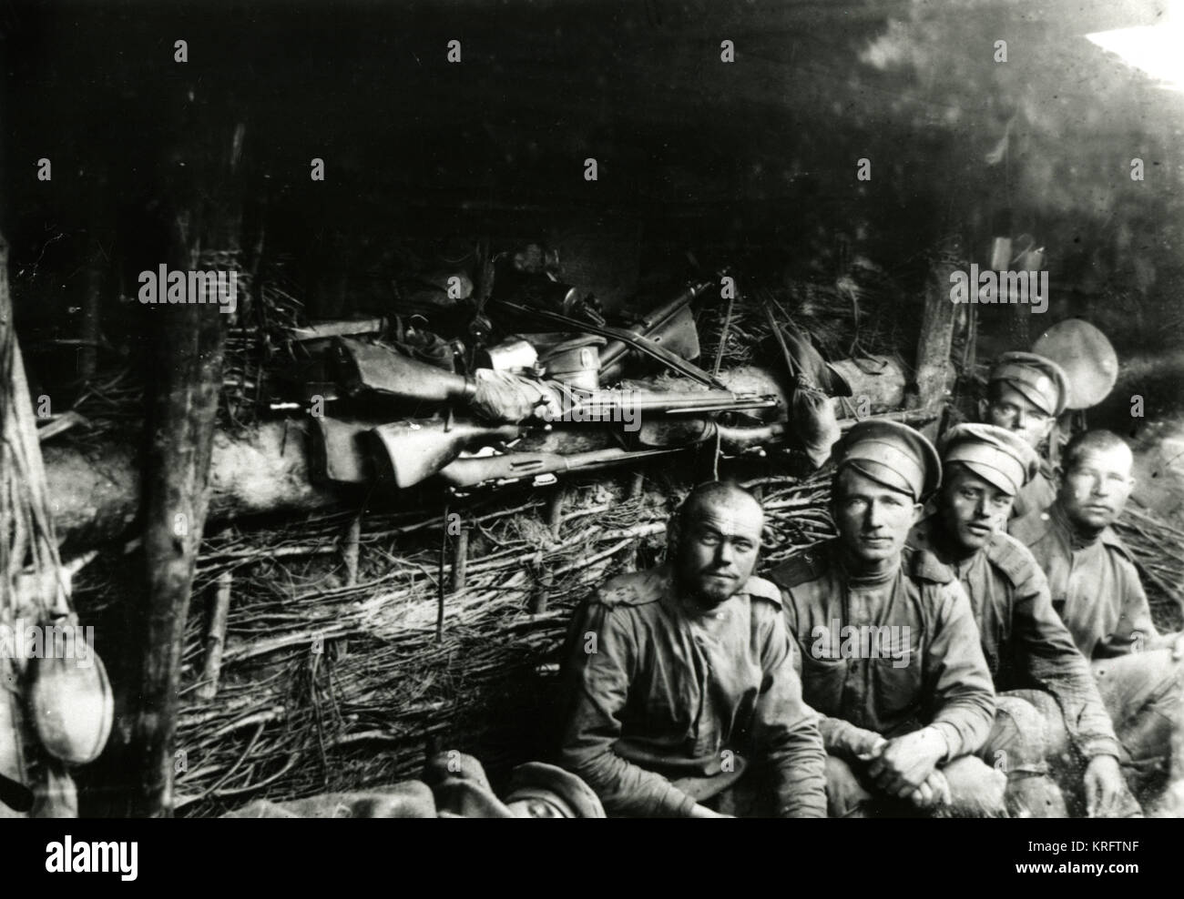 WW1 - Russian Dukhovischensky Regiment soldiers in dug-out Stock Photo