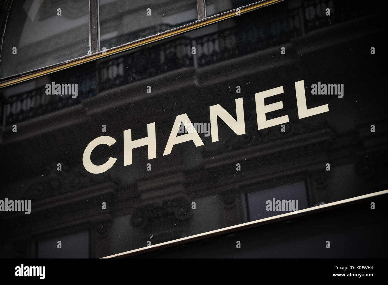 Chanel shopping bag hi-res stock photography and images - Alamy