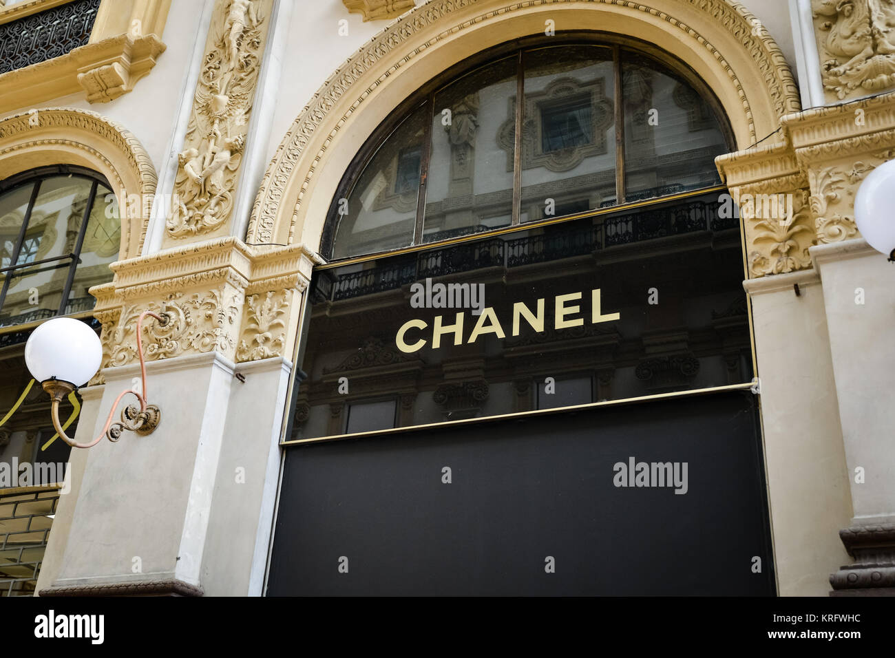 Milan, Italy - September 24, 2017: Chanel store in Milan. Fashion week  Chanel shopping Stock Photo - Alamy