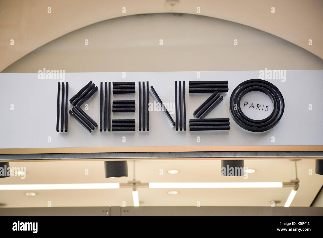 Kenzo store hi res stock photography and images Page 3 Alamy