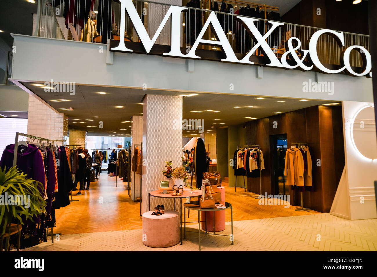 Max mara store hi-res stock photography and images - Page 3 - Alamy