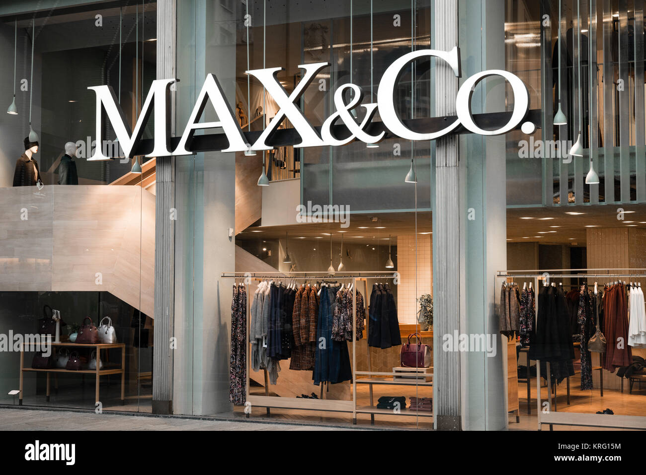 Milan, Italy - October 8, 2016: Window and entrance of a Max Mara shop in  Milan, Italy. Few days after Milan Fashion Week. Fall Winter 2017  Collection Stock Photo - Alamy