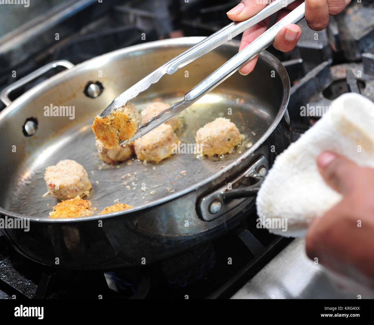 Crab cakes in a frying pan Stock Photo Alamy