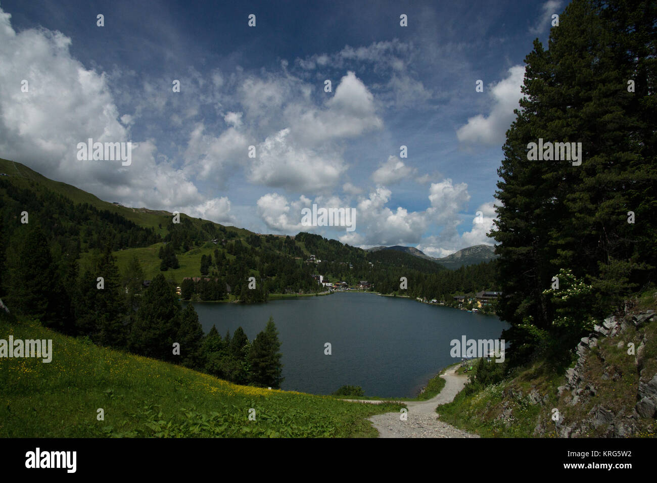 Der Turracher See ist ein Gebirgssee auf der Turracher Höhe an der Landesgrenze zwischen Kärnten und der Steiermark, Österreich. Stock Photo