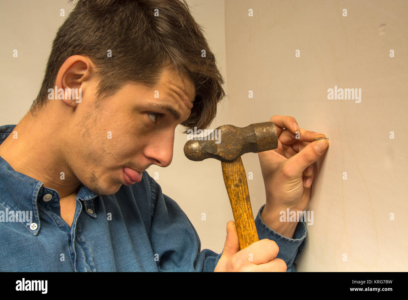 мужик с молотком. папа забивает гвоздь. скрипучий пол. забивает гвоздь. молотком по полу.