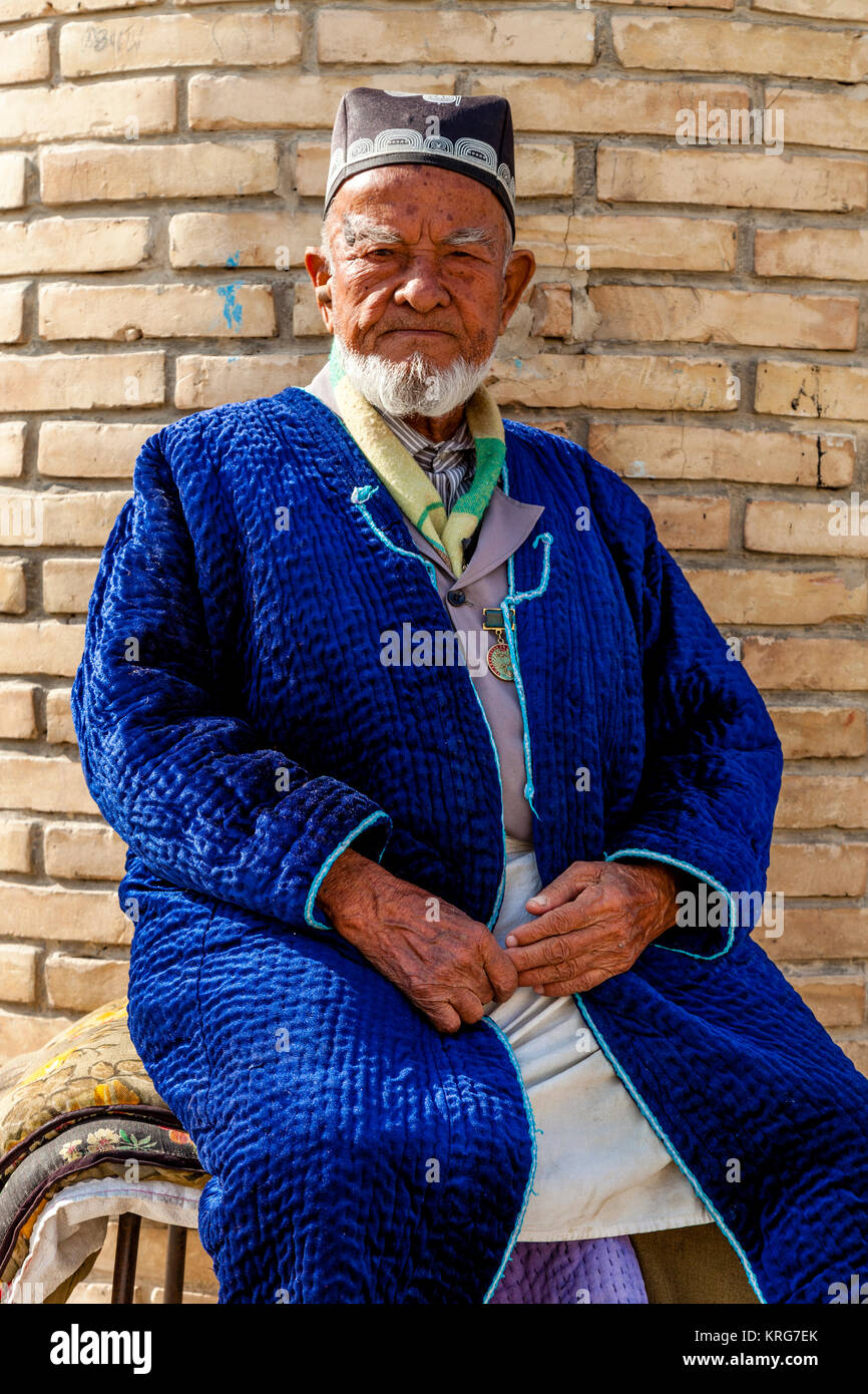 A Local Uzbek Man In Traditional Dress, Bukhara, Uzbekistan Stock Photo -  Alamy