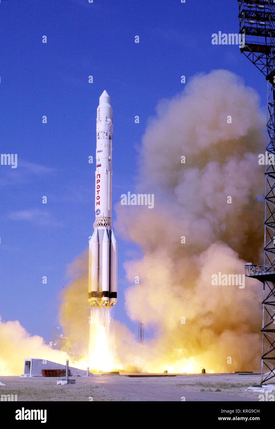 Photo credit; Scott Andrews/NASA   Caption; A proton  booster lifts off from the Bykanor Cosmodrome carrying the Zvesda, the third element of the International Space Staion   Date; 12 July, 2000 Proton Zvezda Stock Photo