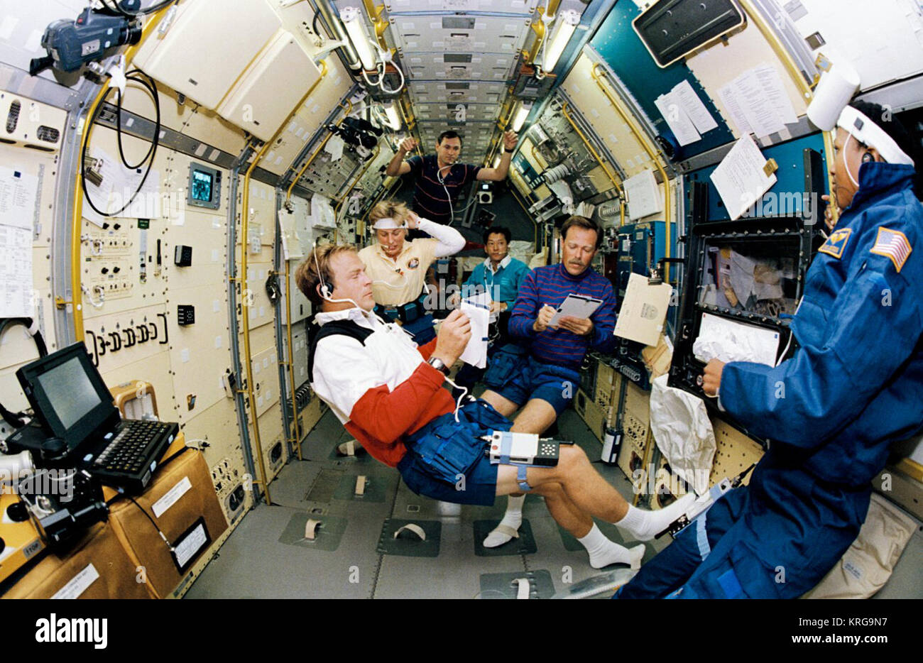 STS-47 crew in SLJ make notes during shift changeover Stock Photo