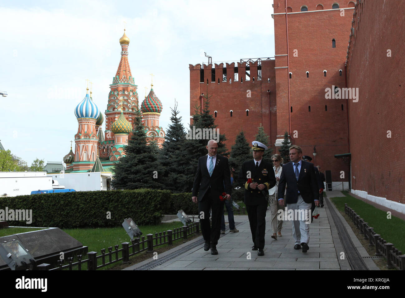 1052:  At the Kremlin Wall in Moscow’s Red Square, Expedition 40/41 Flight Engineer Alexander Gerst of the European Space Agency (left), Soyuz Commander Max Suraev of the Russian Federal Space Agency (Roscosmos, center) and Flight Engineer Reid Wiseman of NASA (right) prepare to lay flowers May 8 where Russian space icons are interred. The trio is preparing for launch May 29, Kazakh time, in the Soyuz TMA-13M spacecraft from the Baikonur Cosmodrome in Kazakhstan for a 5 ½ month mission on the International Space Station.  NASA/Stephanie Stoll Soyuz TMA-13M crew at the Kremlin Wall Stock Photo