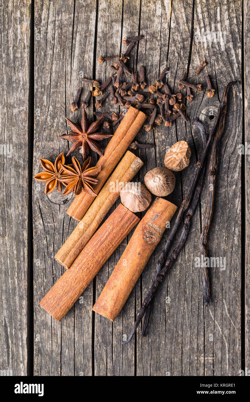 Vanilla, cinnamon, clove, nutmeg and anise star Stock Photo Alamy