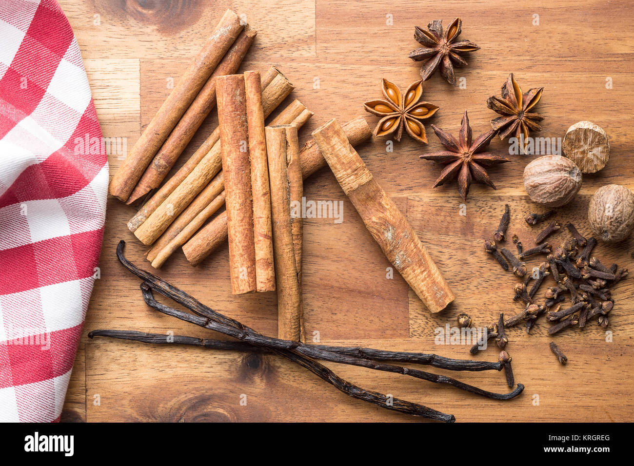 Vanilla, cinnamon, clove, nutmeg and anise star Stock Photo Alamy