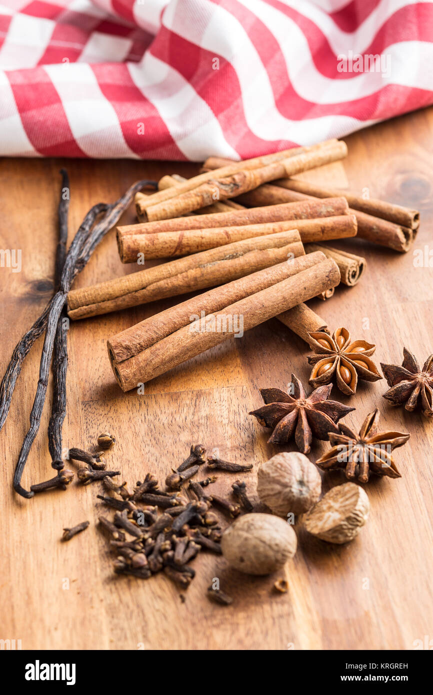 Vanilla, cinnamon, clove, nutmeg and anise star Stock Photo Alamy