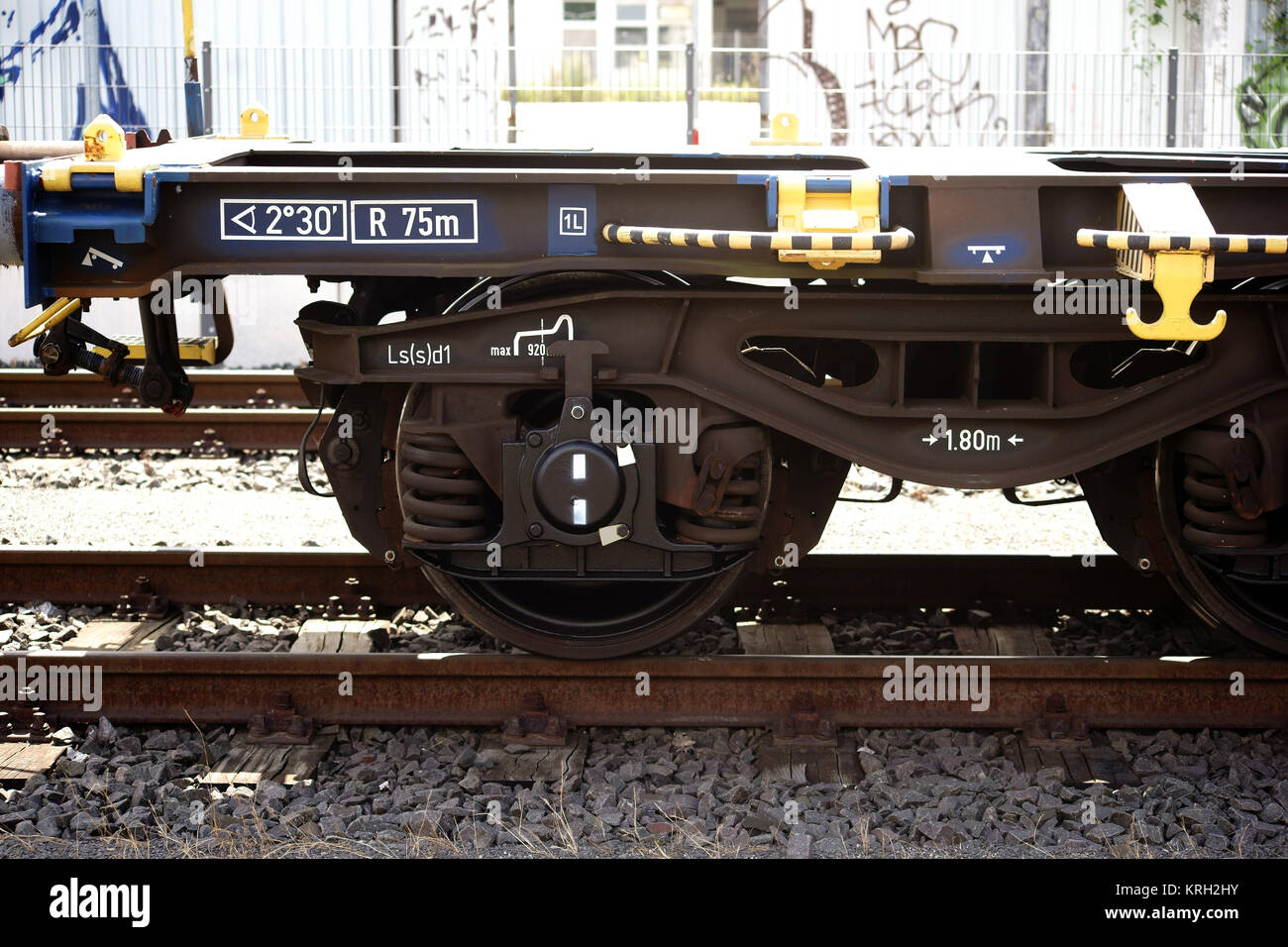 Die Seitenansicht eines stillgelegten Eisenbahnwagons auf einer Schiene. Stock Photo
