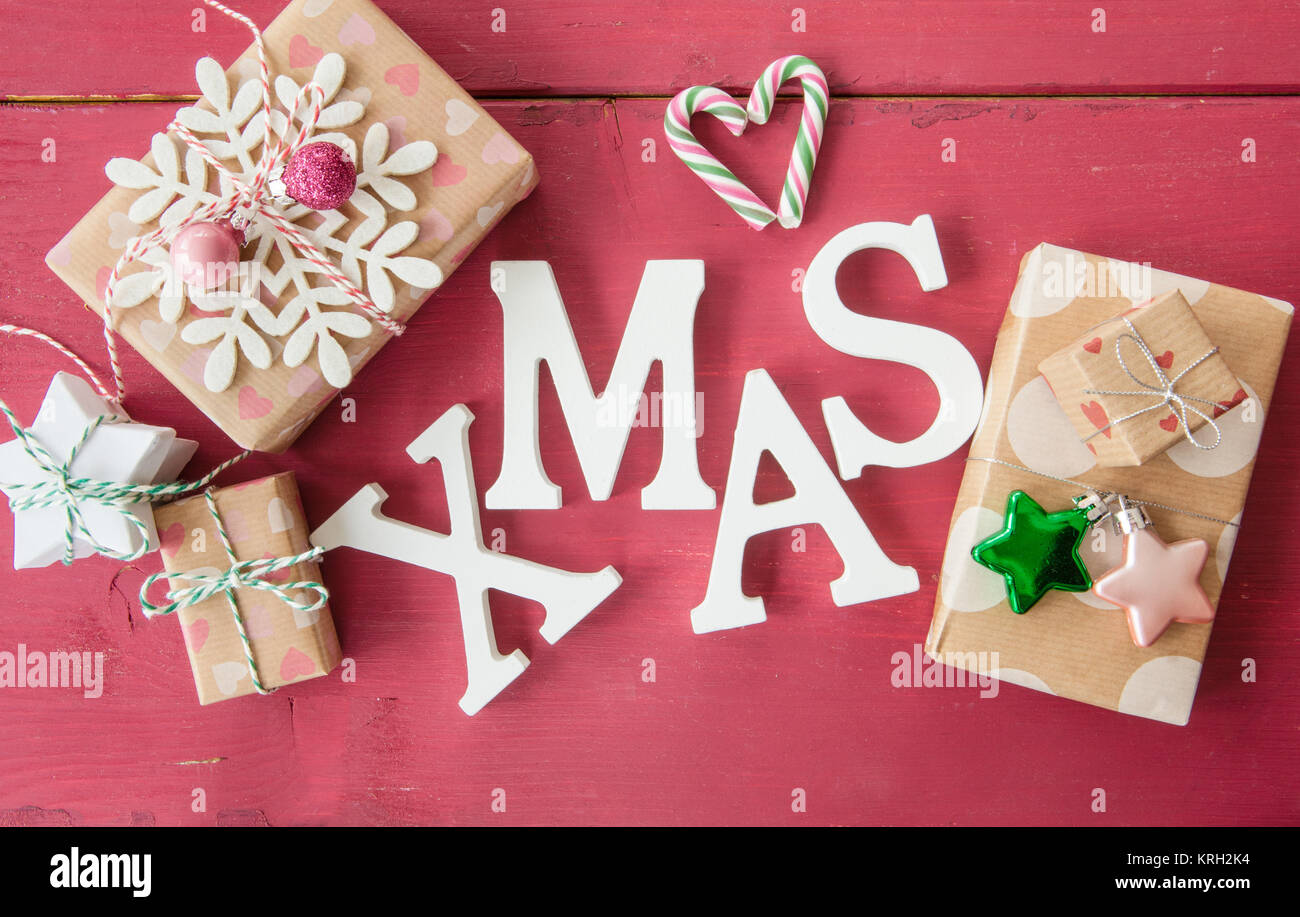 Kleine Geschenke mit Dekoration zu Weihnachten Stock Photo - Alamy