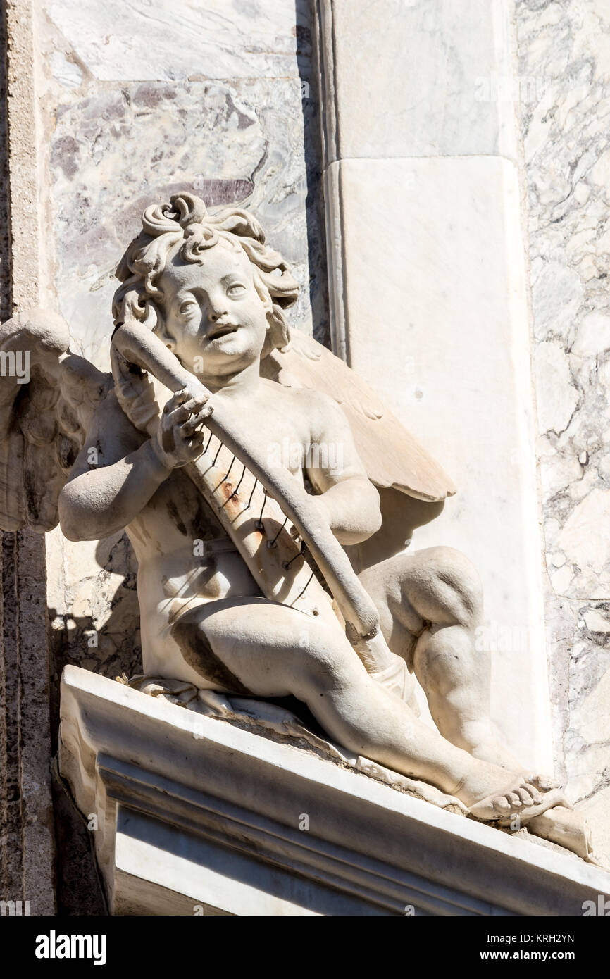 Stone statue of angel hi-res stock photography and images - Alamy