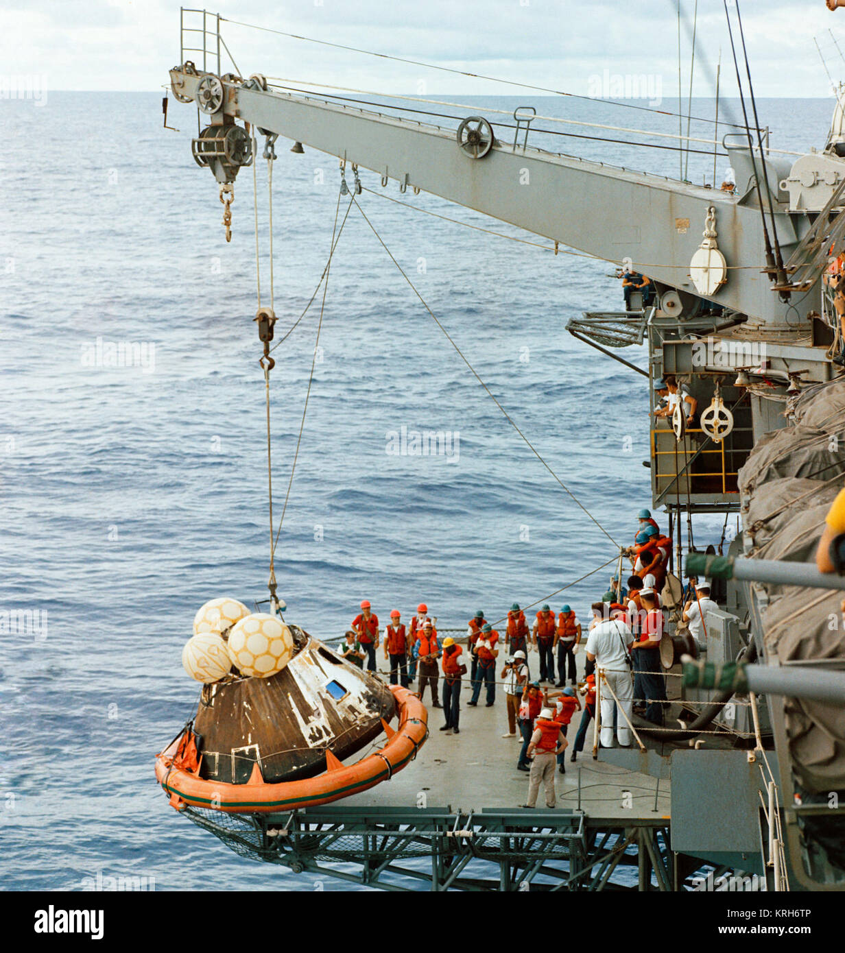 Apollo 13 CM recovery to USS Iwo Jima (S70-15530) Stock Photo