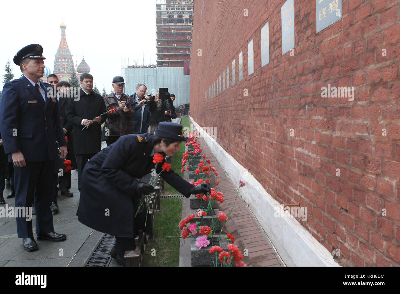 4105:  At the Kremlin Wall in Red Square in Moscow, Expedition 42/43 crewmember Samantha Cristoforetti of the European Space Agency lays flowers Nov. 6 at the site where Russian space icons are interred. Looking on is crewmate Terry Virts of NASA (left). Cristoforetti, Anton Shkaplerov of the Russian Federal Space Agency (Roscosmos) and Virts will launch Nov. 24, Kazakh time from the Baikonur Cosmodrome in Kazakhstan on their Soyuz TMA-15M spacecraft for a 5 ½ month mission on the International Space Station.  NASA/Stephanie Stoll Soyuz TMA-15M crew member Samantha Cristoforetti lays flowers a Stock Photo
