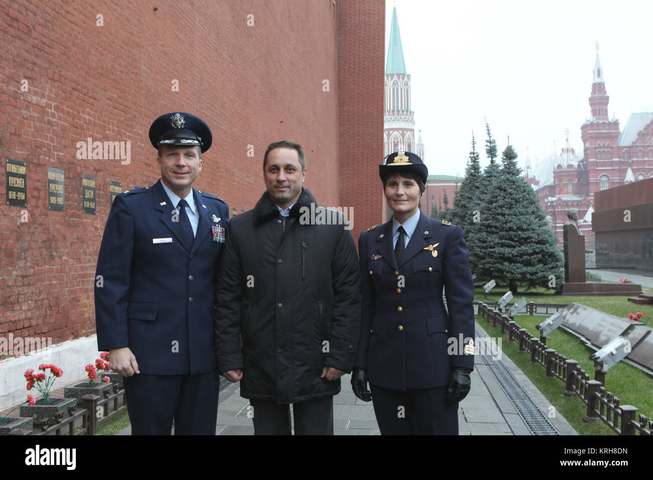 4152:  At the Kremlin Wall in Red Square in Moscow, Expedition 42/43 crewmembers Terry Virts of NASA (left), Anton Shkaplerov of the Russian Federal Space Agency (Roscosmos, center) and Samantha Cristoforetti of the European Space Agency (right) pose for pictures Nov. 6 after laying flowers at the site where Russian space icons are interred. The trio will launch Nov. 24, Kazakh time from the Baikonur Cosmodrome in Kazakhstan on their Soyuz TMA-15M spacecraft for a 5 ½ month mission on the International Space Station.  NASA/Stephanie Stoll Soyuz TMA-15M crew at the Kremlin Wall Stock Photo